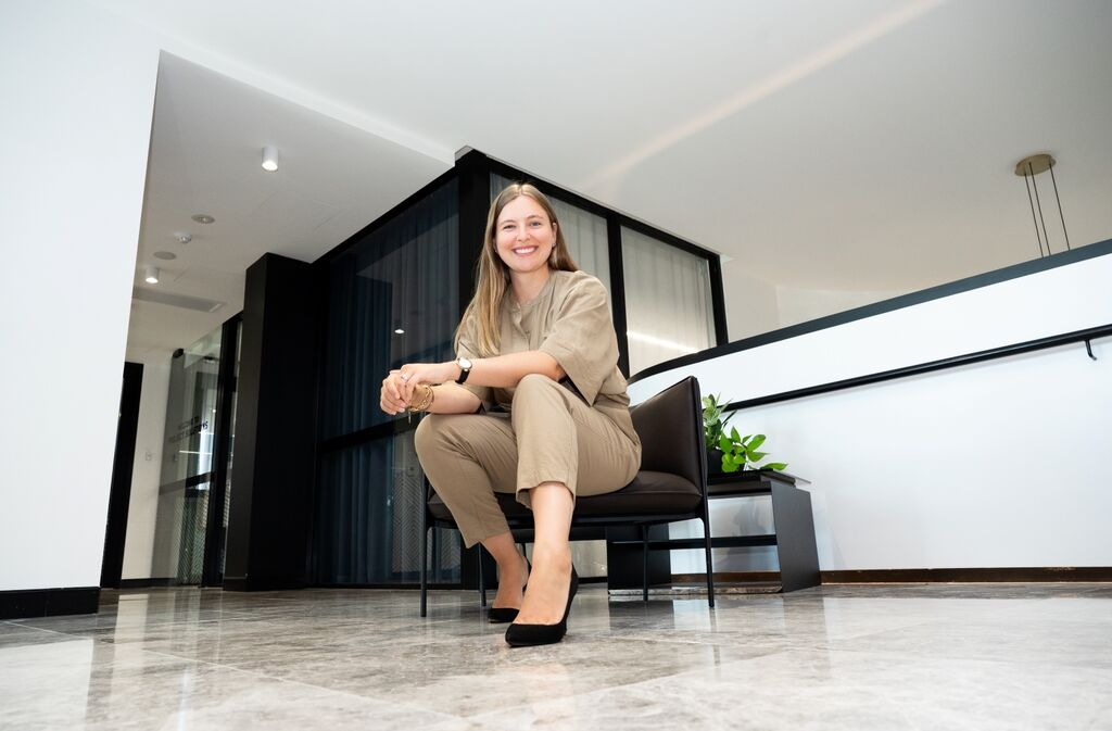 AMS Julie internationale carrière WEB