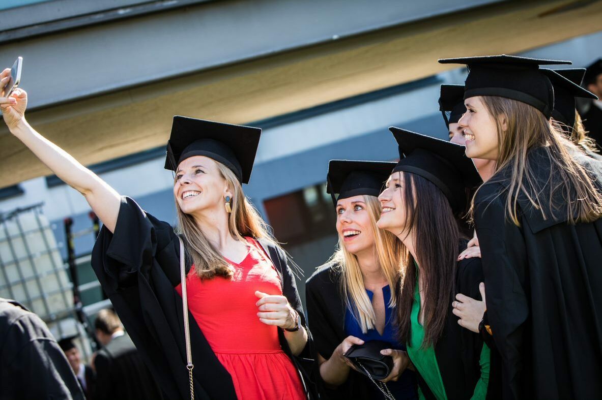 Afstudeerfoto meisjes toga selfie